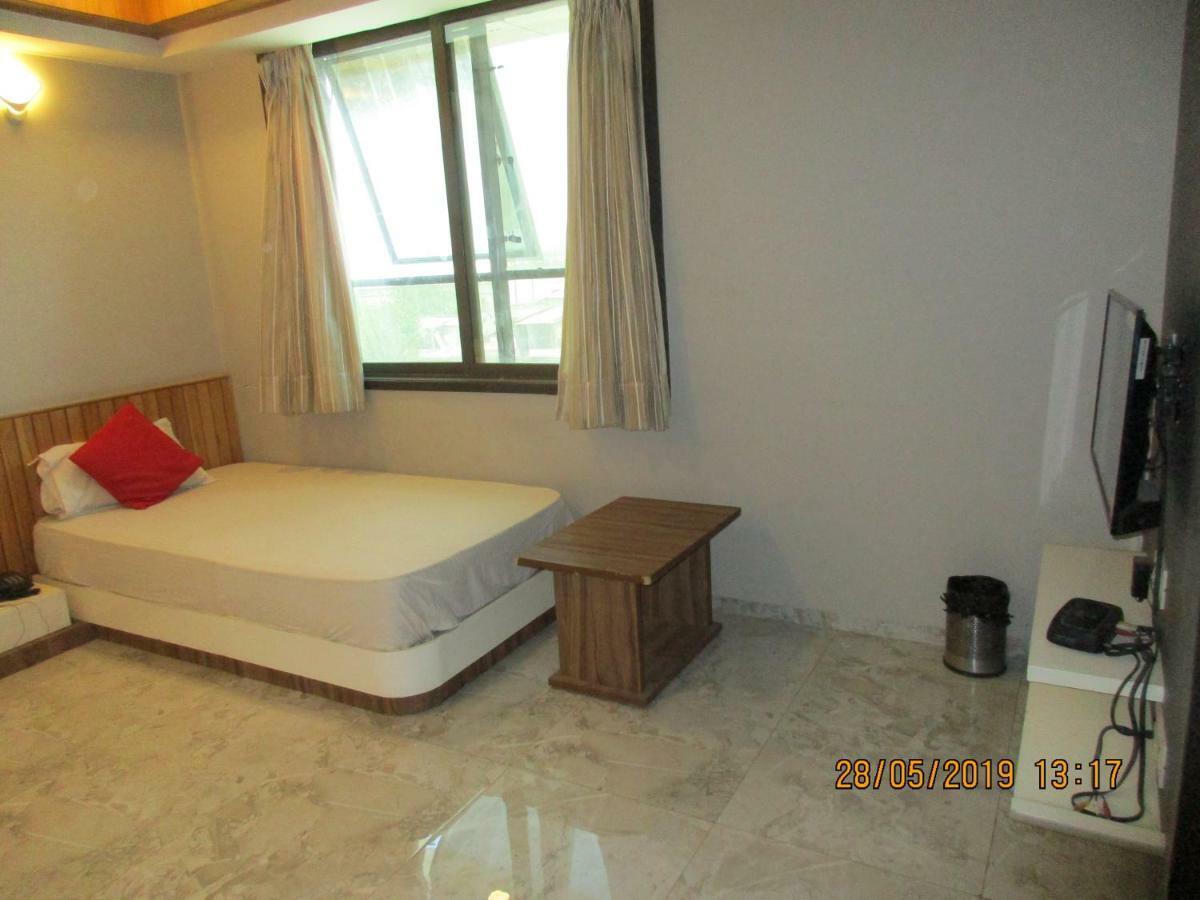 Hotel Om Balaji Ahmedabad Exterior photo